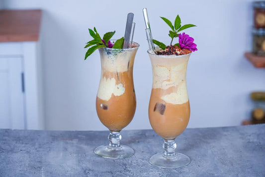 Gesunder Eiskaffee Latte mit Vanilleeis – cremig, pflanzlich und ohne Zucker
