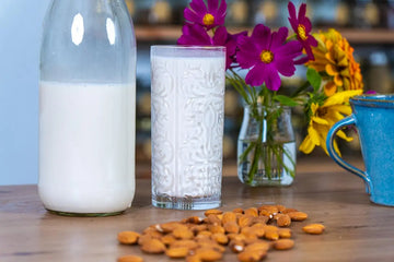 Mandelmilch selber machen – cremig, natürlich und aus nur 2 Zutaten 🌿