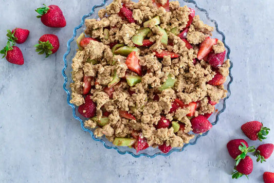 Erdbeer-Rhabarber-Crumble – einfaches & gesundes Frühlingsdessert