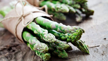 „Frischer grüner Spargel im Bund auf rustikalem Holzbrett, natürlich arrangiert – saisonales Frühlingsgemüse voller Vitalstoffe“