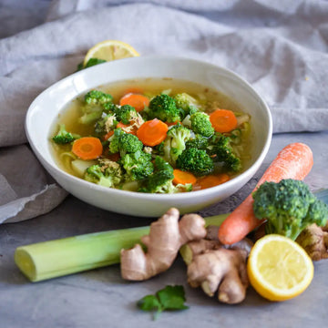 Klare vegane Gemüsesuppe mit Brokkoli, Karotten, Sellerie, Ingwer und Zitrone, leicht und stärkend.