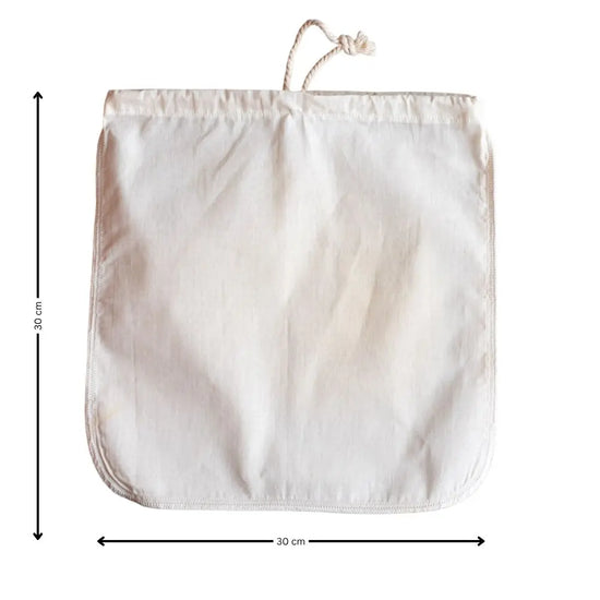 Nussmilchbeutel aus naturbelassener Baumwolle mit Kordel, abgebildet mit Maßangaben 30 cm × 30 cm.