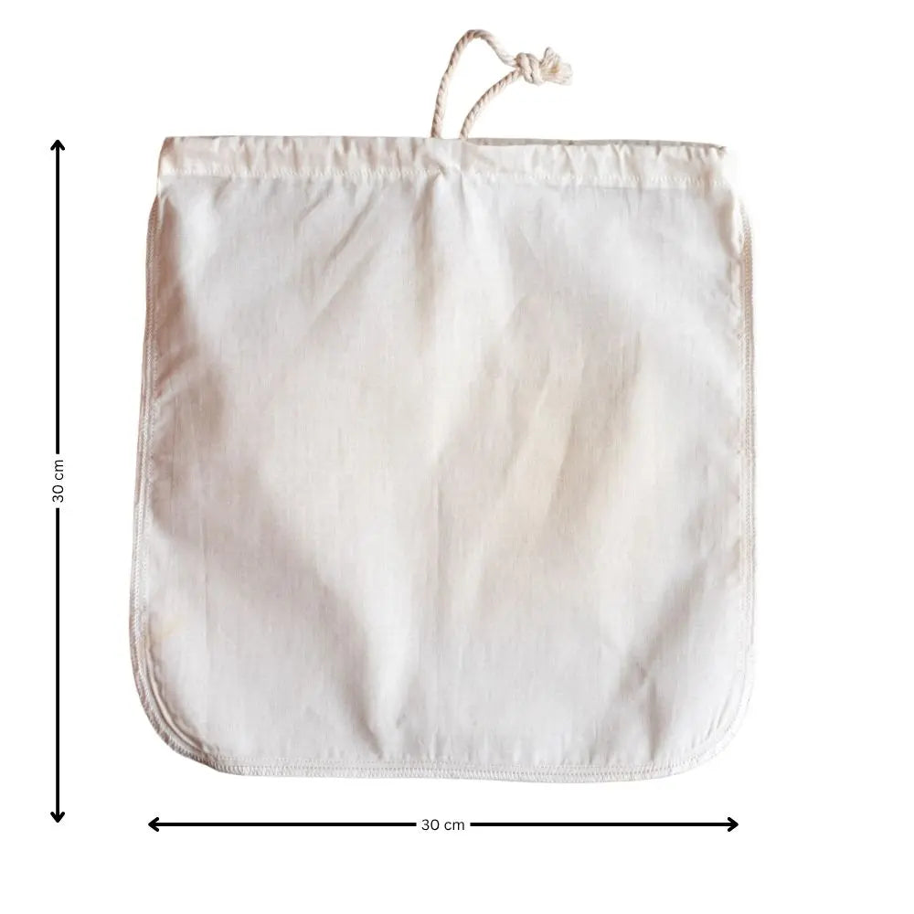 Nussmilchbeutel aus naturbelassener Baumwolle mit Kordel, abgebildet mit Maßangaben 30 cm × 30 cm.
