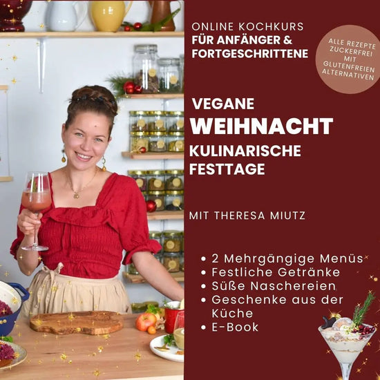 Eine Frau mit Weinglas lächelt um sie herum eine Weihnachts Festtafel