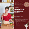 Eine Frau mit Weinglas lächelt um sie herum eine Weihnachts Festtafel