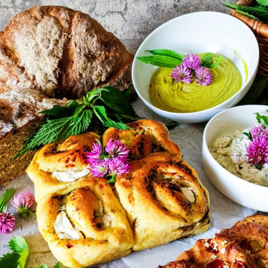 Natürliche Wildkräuter-Jause mit frischem Brot, veganen Aufstrichen und herzhaften Kräuterschnecken – vollwertig, pflanzlich und saisonal genießen.