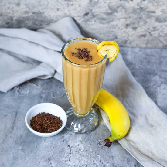Cremiger Bananen-Smoothie mit Leinsamen und frischen Früchten als nährstoffreiches Frühstück oder Snack.