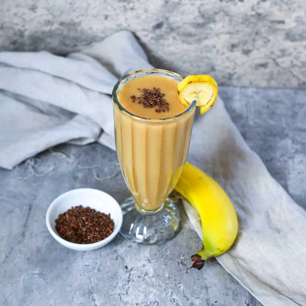 Cremiger Bananen-Smoothie mit Leinsamen und frischen Früchten als nährstoffreiches Frühstück oder Snack.