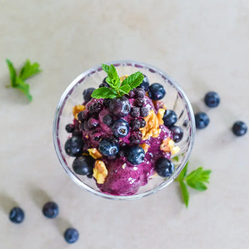 Fruchtiges Heidelbeer-Dessert mit Walnüssen, Minze und gefrorenen Beeren als gesunde vegane Sommer-Nachspeise für mehr Vitalität.