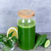 Grüner Wildkräuter-Smoothie mit Brennnessel, Gurke, Spinat und Zitrone für eine natürliche Ernährung.