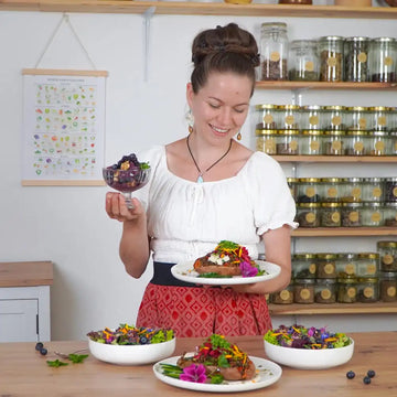 Vegane Longevity-Küche im Sommer mit frischen Beeren, essbaren Blüten und vitalstoffreichen Gerichten im Online-Kochworkshop.