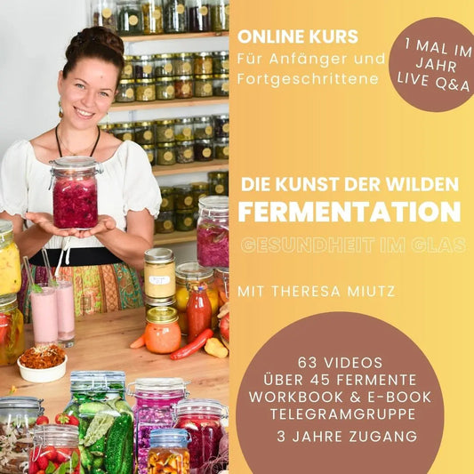 Eine junge Frau hält ein Glas Ferment in ihrer Küche, umgeben von bunten Fermenten – Onlinekurs zur wilden Fermentation.