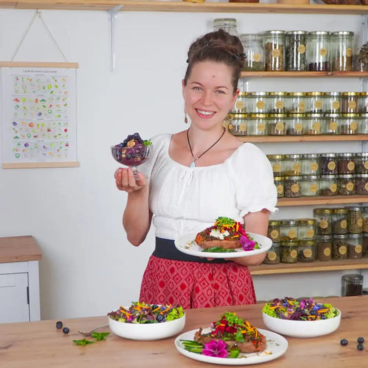 Vitalstoffreiche Sommergerichte mit Beeren, frischen Kräutern und essbaren Blüten aus einem veganen Longevity-Kochworkshop.