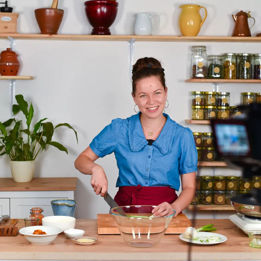 Theresa bereitet in ihrer Naturgenusswelt-Küche vegane Rezepte vor und schneidet Gemüse für ihren Online-Kochkurs.