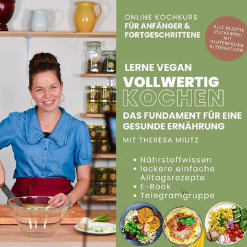 Theresa Miutz kocht in ihrer Küche und zeigt vollwertige vegane Rezepte – Onlinekurs für gesunde Ernährung.